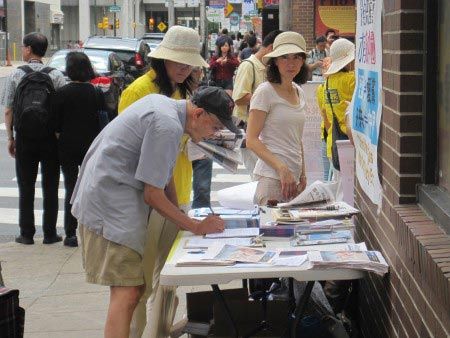 '图13:华裔Franklin签名呼吁制止在大陆发生的对法轮功学员的活摘器官暴行。'