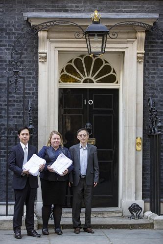 '图1-2:二零一六年八月二十二日下午,英国法轮大法协会和DAFOH代表在唐宁街10号首相府递交请愿信以及英国民众反中共活摘征签表'