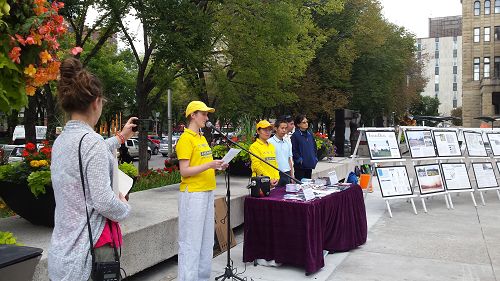 图1:加西“汽车之旅”在卡尔加里市政厅前举办新闻发布会,呼吁帮助制止中共活摘法轮功学员器官。