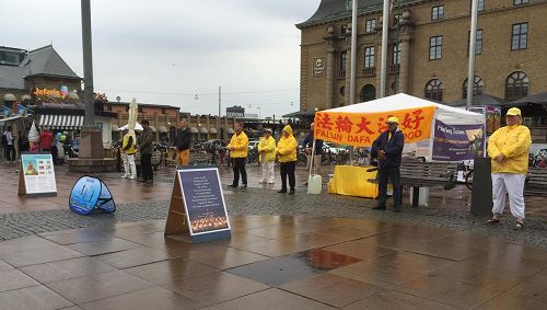'图1:瑞典法轮功学员在哥德堡文化节设立展位,向民众传播法轮功的真相。图为法轮功学员正在演示功法。'