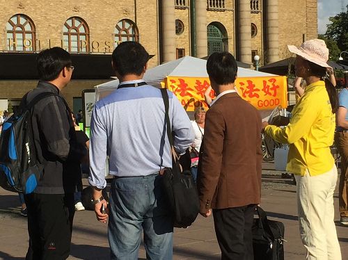 '图2:法轮功学员祥和的炼功场面,吸引中西方人士驻足观看。'