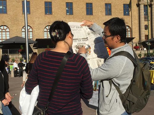 '图4:法轮功学员正在跟人们讲述法轮功的真相。'
