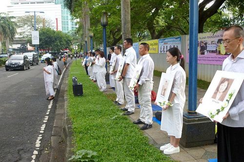 '图:雅加达法轮功学员在中使馆前举办和平集会,声援王治文。'