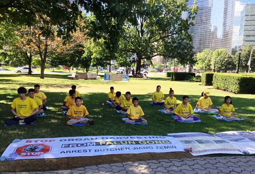 '图2:大班的学生们在Queens Park炼功。'