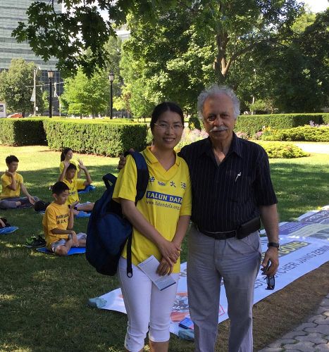'图5:一位叫Iraj 的伊朗裔的加拿大人和Jane老师合影。他表示看到青少年学员们打坐这么平和,觉得很美好。'