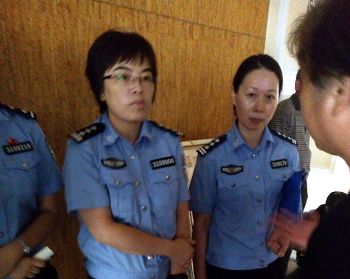 押送柏根娣到医院的女子监狱领导,右边是监狱生活卫生科的科长:秦镭(警号3109170)