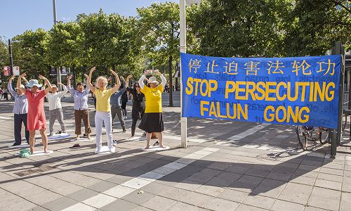 图1,法轮功学员在斯德哥尔摩北城广场举行讲真相、征签反迫害活动