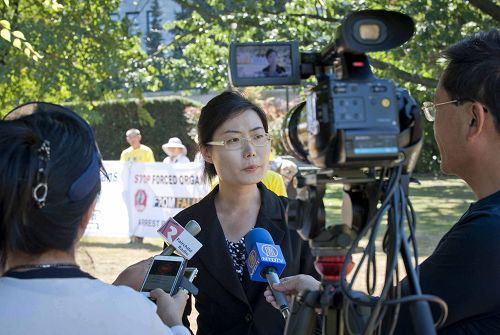 图6:温哥华法轮功学员Alice 张呼吁特鲁多访问中国时,帮助营救她母亲法轮功学员唐华峰。
