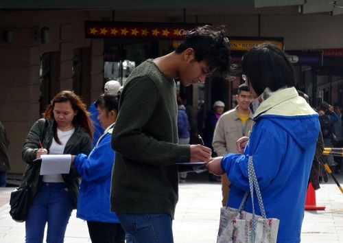 图4-6:了解真相的民众签名支持制止中共活摘法轮功学员器官。