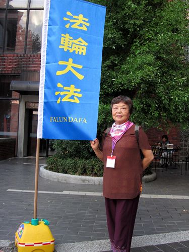 图6:余幸生女士说:“感谢师父和大法!修炼大法之后,我才开始成熟。”