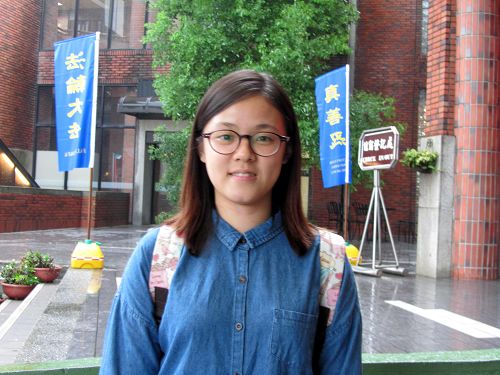 图8:大三学生曾宥蓁在集体学法交流中找回修炼如初的动力。