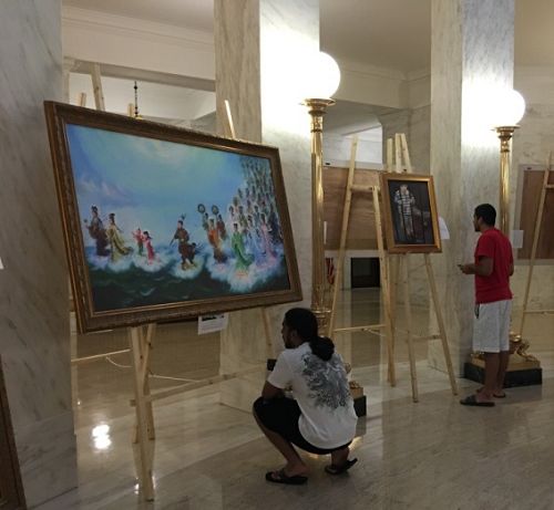 '图1~4:州政府大厦中心圆形大厅内,人们正在参观画展'