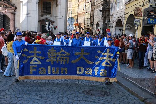 '图3:法轮功学员独特的游行队伍吸引了布拉格老城众多的路人和游客'