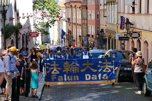 '图5:众人争相拍照留下这一独特的场景'