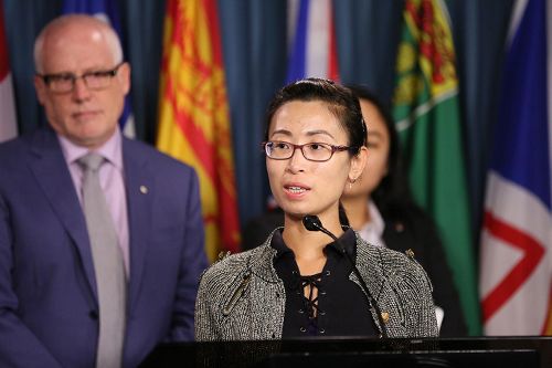 '图2:八月三十日,法轮功学员鲁鸿雁在新闻发布会上介绍了母亲陈慧霞因坚持信仰遭受的迫害。'