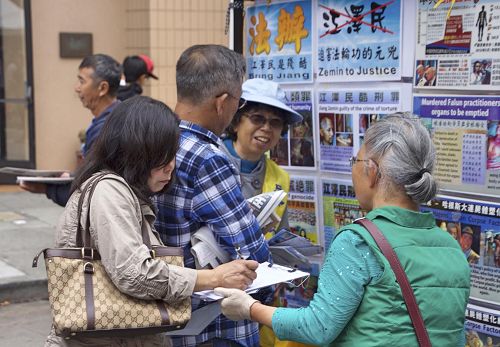 '图5-6:了解到中共活摘法轮功学员器官的真相,民众纷纷签名支持法轮功学员和平反迫害,签名支持制止活摘。其中不少华人。'