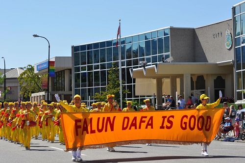 '图1~3:加拿大卑诗省的法轮功学员参加彭蒂克顿(Penticton)市的桃子节游行,受到当地官员和民众的欢迎。'