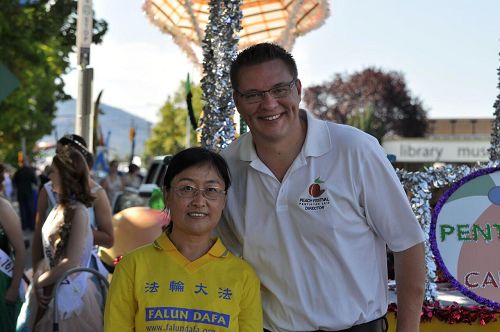 '图4:彭蒂克顿(Penticton)市长Andrew Jakubeit 表示,“我们欢迎法轮功学员参加彭蒂克顿市的游行。”'