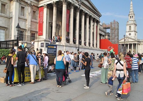 '图1-3:二零一六年八月二十七日,英国法轮功学员在伦敦市中心特拉法加广场(Trafalgar Square)讲真相反迫害,吸引众多民众的眼光,驻足了解。'