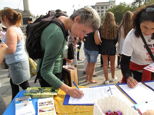'图6:八月二十七日,英国女士艾伦(Elleen)在特拉法加广场(Trafalgar Square)签名反活摘'