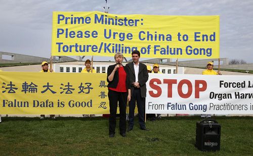 '图3:绿党西澳参议员斯科特·洛德兰姆(Scott Ludlam)(右)和维省参议员简内特·赖斯(Janet Rices)(左)在集会上都表示支持法轮功。'