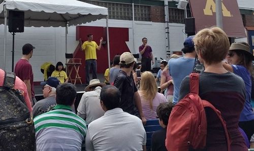 '图4:法轮功学员演示五套功法'