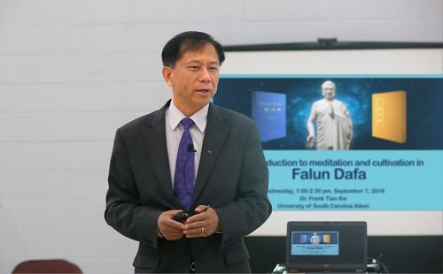 '图1:美国大学开设介绍法轮大法的专门课程。图为谢田教授在专门课程的首次课堂上。'