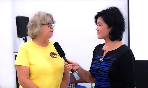 '图5:终身教育学院的负责人之一琳达·索亚斯(Linda Soyars)女士非常喜欢介绍法轮大法的课程'