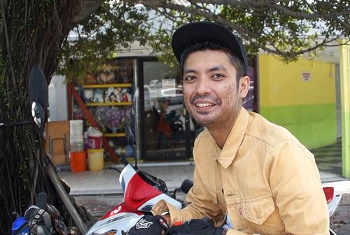 '图9:曾在多个不同地方看过法轮功游行的Zaiman,很惊喜在班丹英达又看到法轮功游行。'