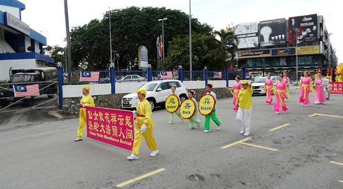 '图12:法轮功学员来到雪兰莪州八打灵再也(Petaling Jaya)举办了另一场庆中秋游行,途经当地警察局。'