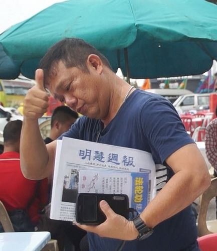 '图15、16:民众竖起拇指,表示对法轮功的支持。'