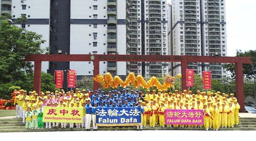 '图19:法轮功学员在结束首次庆中秋游行后,向法轮功创始人李洪志师父送上中秋佳节祝福,感谢师父把法轮大法的美好带给了马来西亚众生。'