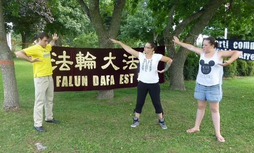 '图1:在市政大楼外草坪上,法轮功学员教炼功'