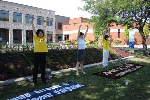 '图2、3:学员在Repentigny 市政大楼外拉起真相横幅并炼功'