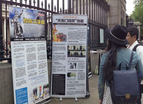 图8:中国留学生在大英博物馆门前讲观看展板了解真相