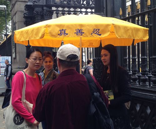图9:二零一六年九月三日下午,一位中国人在大英博物馆门前与法轮功学员深入交谈了解真相