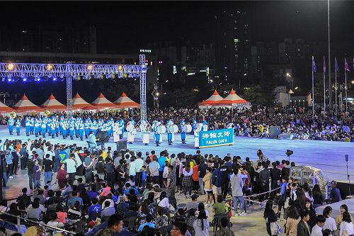 图3-4:韩国天国乐团在原州Tattoo剧场外的大型特设舞台上演奏,全场观众热烈欢迎。