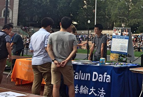 图4:华人学生主动了解法轮功真相