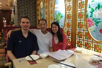 王晓丹(右)18岁离开父亲(中),18年后的2016年才与父亲在中国重逢,可是幸福是那么短暂。左一为王晓丹丈夫杰夫。