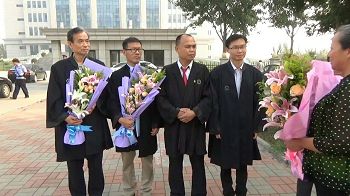 家属向律师们敬献鲜花表示感谢,四位辩护律师左起:张赞宁、常伯阳、余文生、张科科