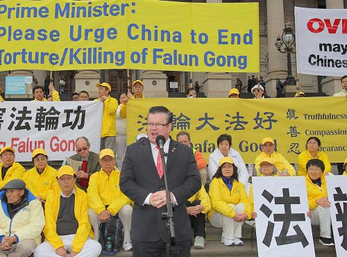 '图2:维州上议院资深议员伯尼·菲恩(Bernie Finn)在集会上发言。他希望每一位赴中国参加二十国峰会的首脑都能发出这样的声音:中共如果不能尊重中国人民的人权,就应该退出国际舞台。'