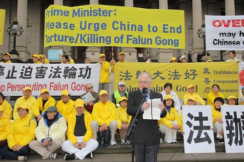 '图3:澳民主工党联邦财务秘书福拉德(Gerard Flood)在集会上发言'