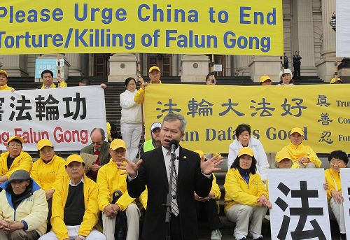 '图4:维州越南社区主席阮本(Bon Nguyen)在集会上发言'