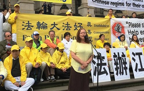 '图5:资深人权律师海勒(Dr. Katrina Haller)博士在集会上发言'
