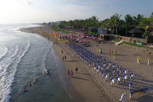 '图说2:游行队伍从Petitenget海滩走到 Seminyak海滩及Legian海滩,在日落前又回到Petitenget海滩。'