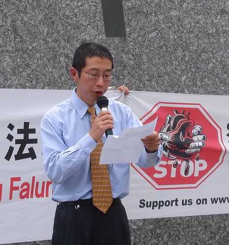 '图1:孟军在新闻发布会上发言'