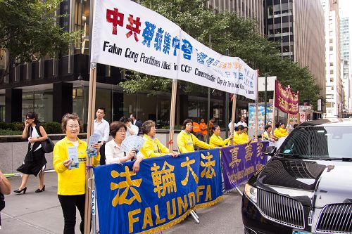 图3-4:华尔道夫酒店外,法轮功学员呼吁停止迫害,法办江泽民