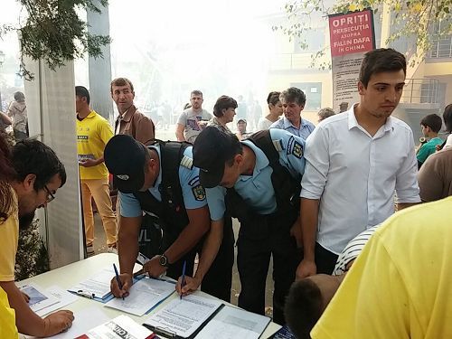 '图1:正在“制止中共活摘法轮功学员器官”征签书签名的宪兵们'