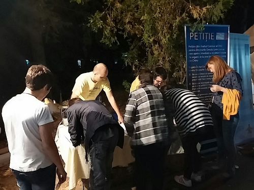 '图5:十八日深夜依然在排队签名的民众'