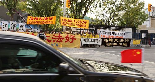'图7:周三李克强专车抵达渥太华Westin酒店时,在酒店正门前经过法轮功横幅,法轮功学员反复向李克强一行喊话“法轮大法好”、“停止迫害法轮功”、“法办江泽民”。'